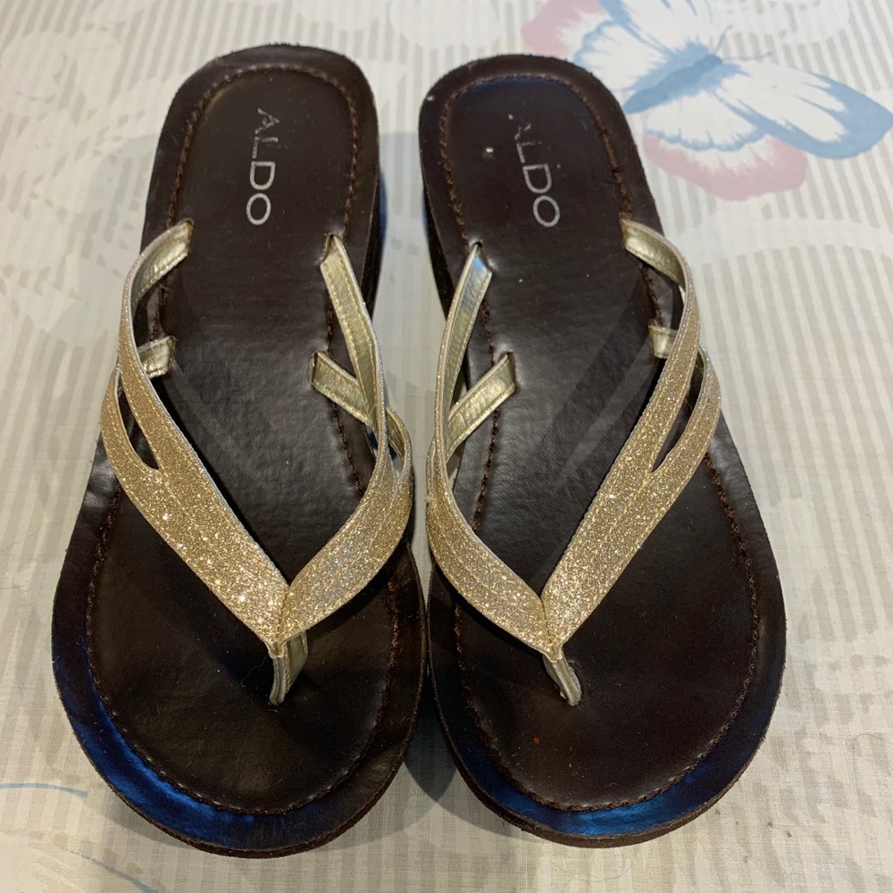 Tiny wedge flip flops by Aldo